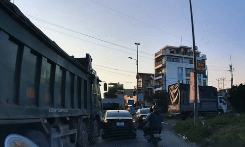 Tạt đầu xe ben xe con bị húc về phía trước