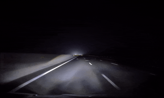 Ôtô lách qua hai vật cản giữa cao tốc trong tích tắc