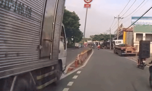 Xe tải lao thẳng vào dải phân cách lật ngang