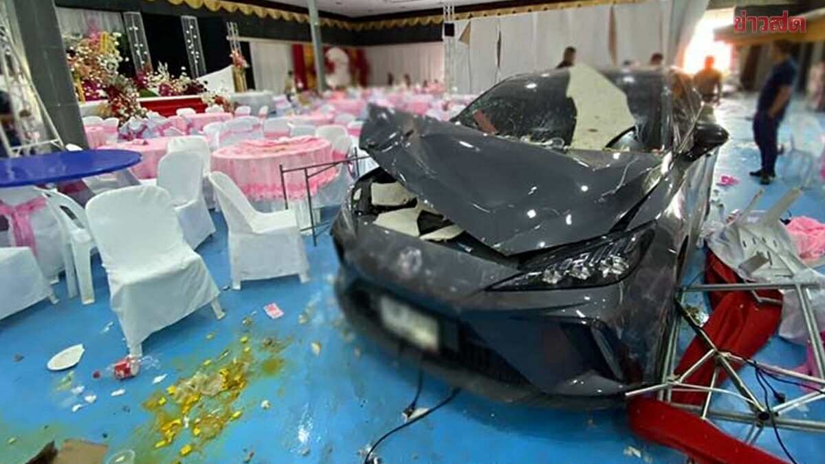 Ôtô phá tan hội trường tiệc cưới vì tài xế cài nhầm số