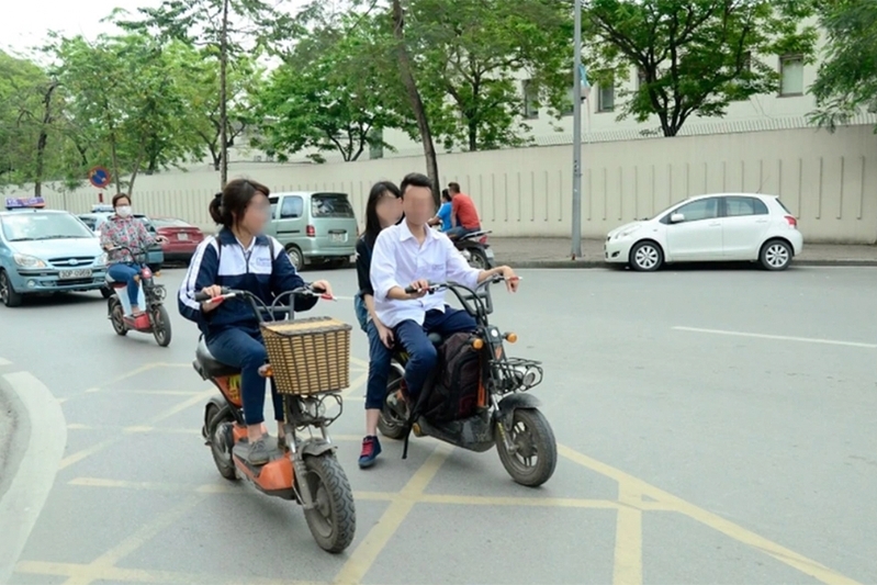 Học sinh đi xe đạp điện ngã vào xe máy người lái có phải đền