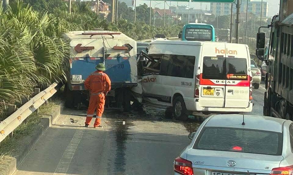 Ôtô đâm đuôi xe hút bụi đường cao tốc tai nạn từ sai lầm cơ bản