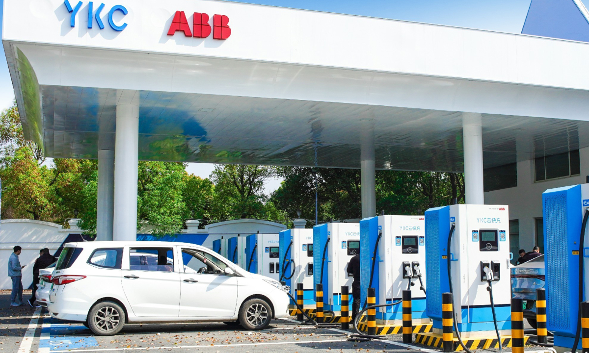 Cứ 5 xe điện ở Trung Quốc có hai trụ sạc