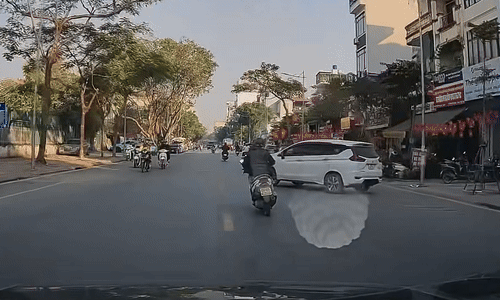 Ôtô quay đầu hất bay xe máy