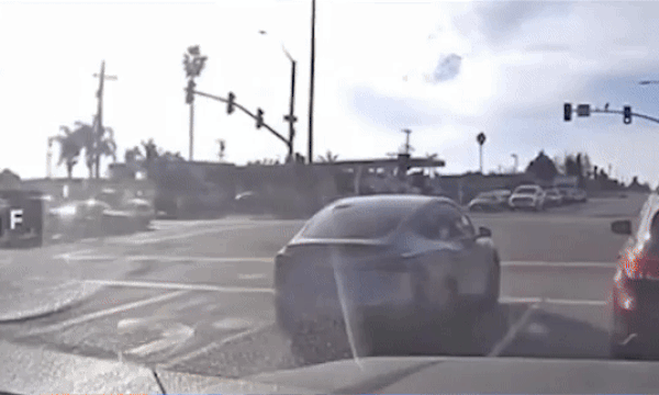 Xe Tesla lao qua ngã tư đâm 6 xe khác tài xế thiệt mạng