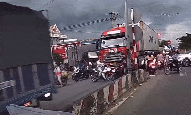 Xe máy cược mạng trước đầu xe container