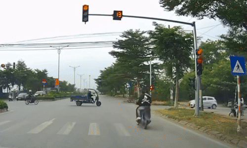 Xe máy vượt đèn đỏ đâm dính vào xe ba gác
