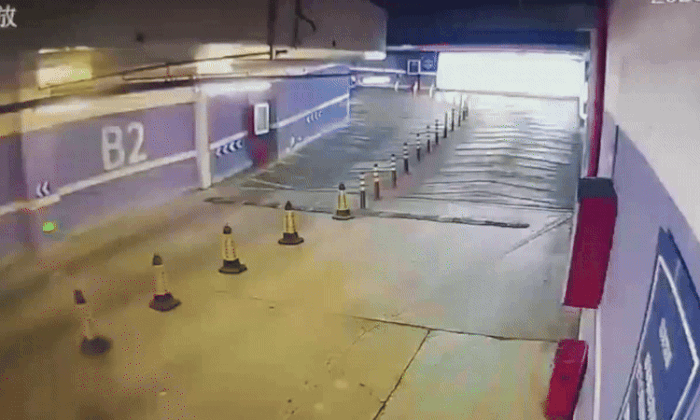 Xe Tesla đâm thủng tường khi đang xuống hầm