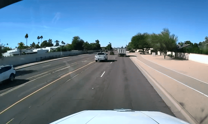 Xe Tesla lao sang làn ngược chiều đấu đầu xe ben