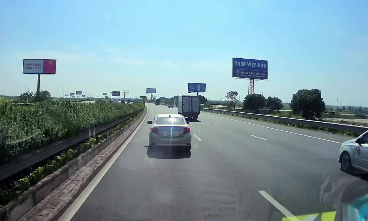 Không được nhường đường ở làn trái cao tốc nên làm gì