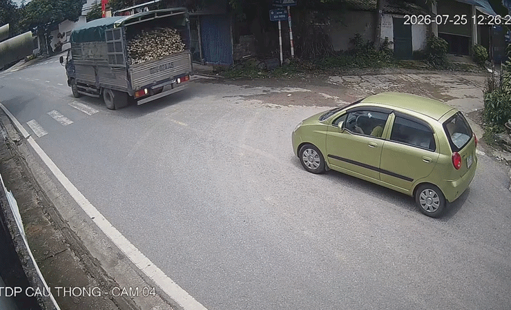 Xe tải lùi không quan sát đâm vào ô tô con tại Thái Nguyên