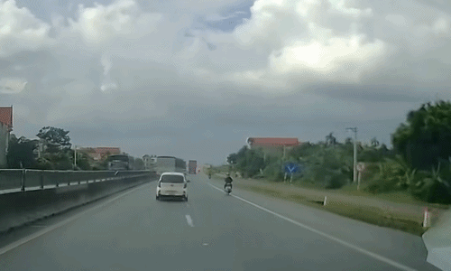 Tai nạn xe con đâm xe tải tại cầu Hưng Hà do chuyển hướng đột ngột