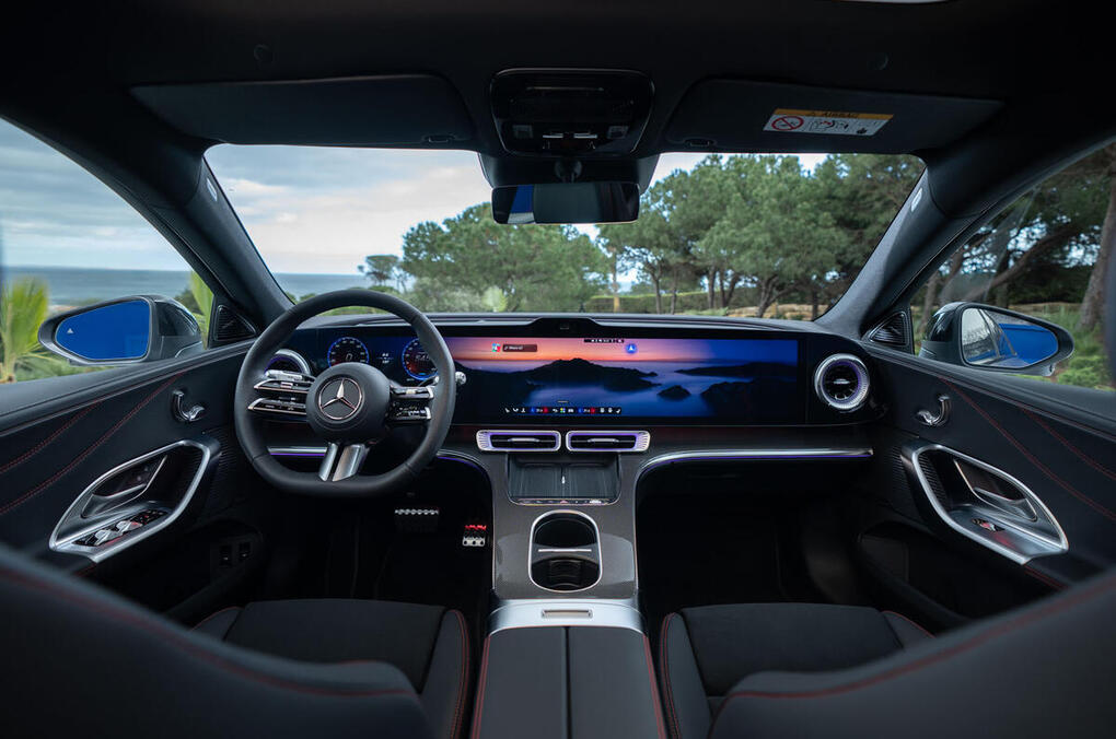 Giao diện MBUX Hyperscreen trên xe Mercedes. Ảnh:Autocar