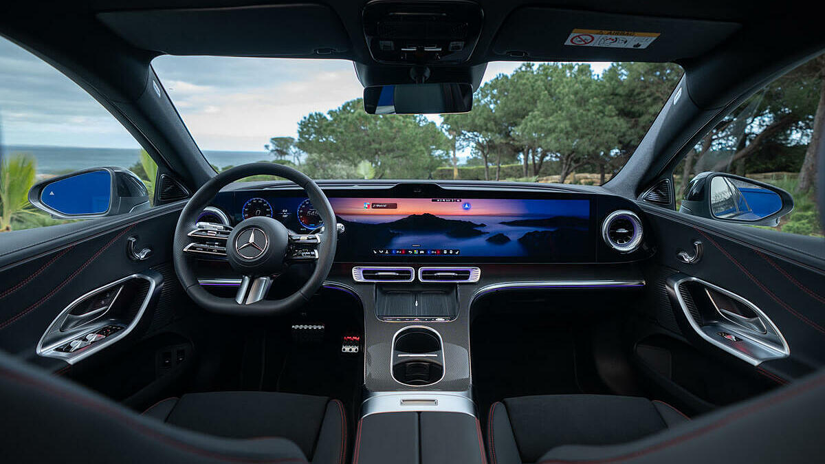 Mercedes thừa nhận việc loại bỏ nút bấm vật lý là đi quá xa