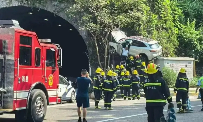 Người trên ôtô được lực lượng cứu hộ bắc thang đưa xuống sau tai nạn. Ảnh:Sohu