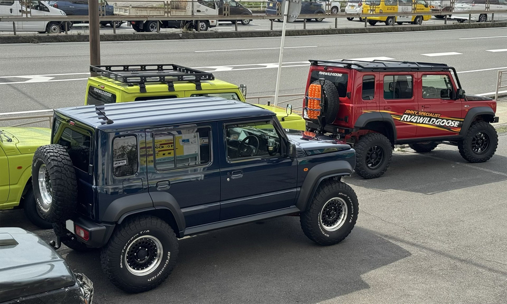 Suzuki Jimny bản độ (xe đỏ và xanh lá) trên đường phố Nhật Bản. Ảnh:Gekkeiju