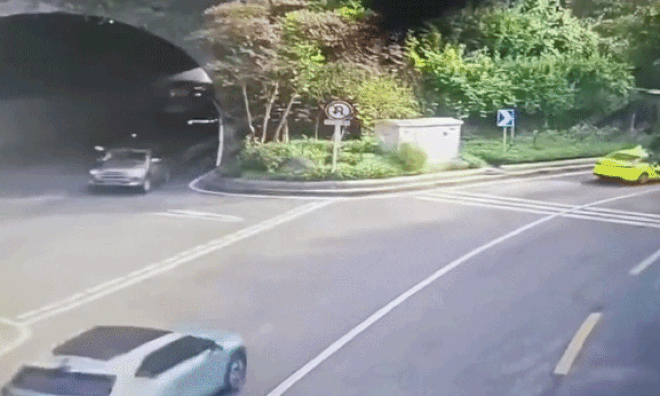 SUV tại Trùng Khánh lao lên không trung vướng vào cây và trạm biến áp