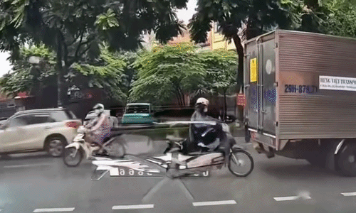 Xe tải đi lùi đâm vào người đi xe máy tại Hà Đông