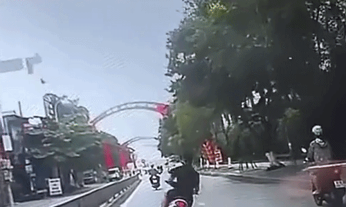 Nam thanh niên lạng lách xe máy lao vào xe buýt tại Hưng Yên
