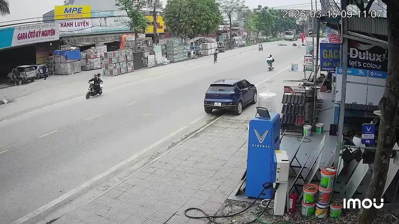 Tình huống tương tự, tốc độ cao, hai học sinh đi xe máy lao thẳng vào hông ôtô đang rẽ trái, hôm 15/3 tại xã Lâm Thao, Phú Thọ. Video:CTV