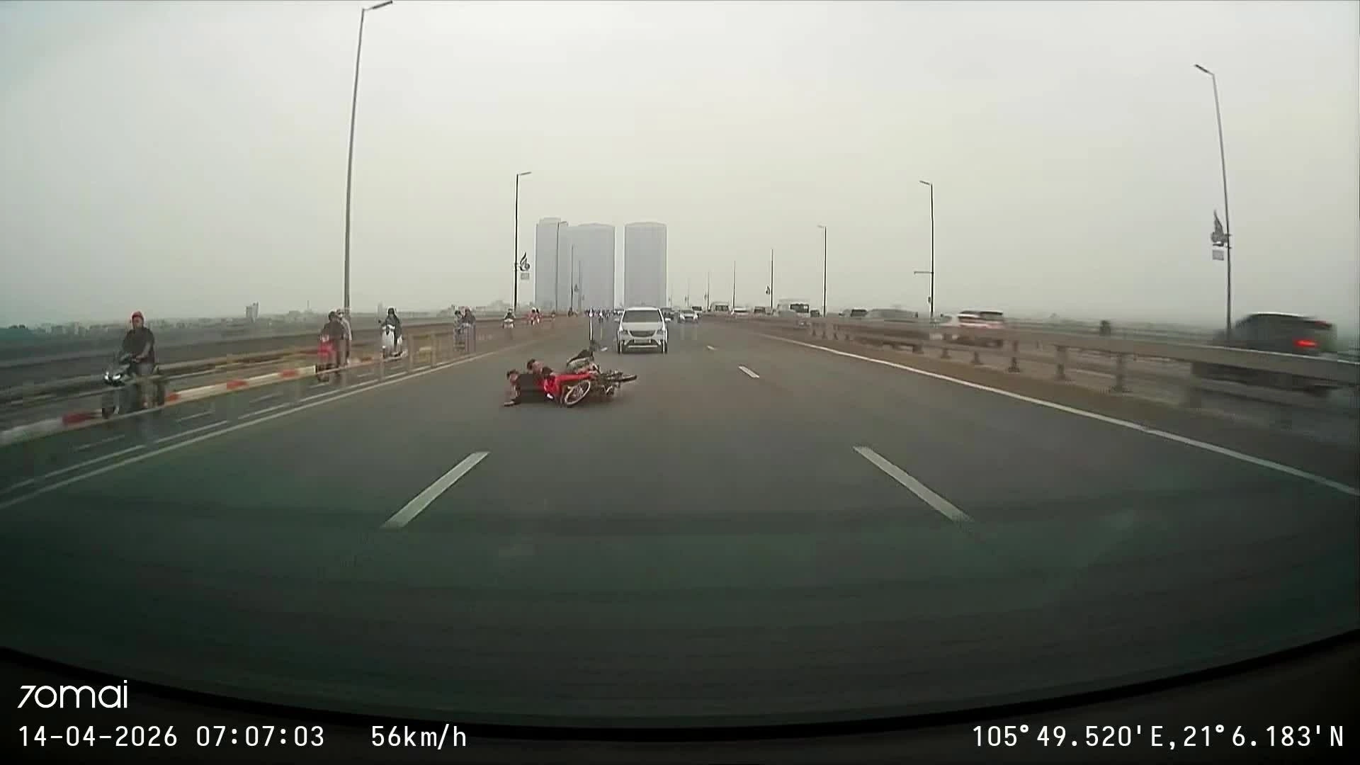 Tình huống tương tự, trên cầu Nhật Tân ở làn đường dành cho ôtô, chiếc xe máy chở ba người đánh võng rồi trượt ngã, hôm 14/4, Hà Nội. Video:Văn Hiếu